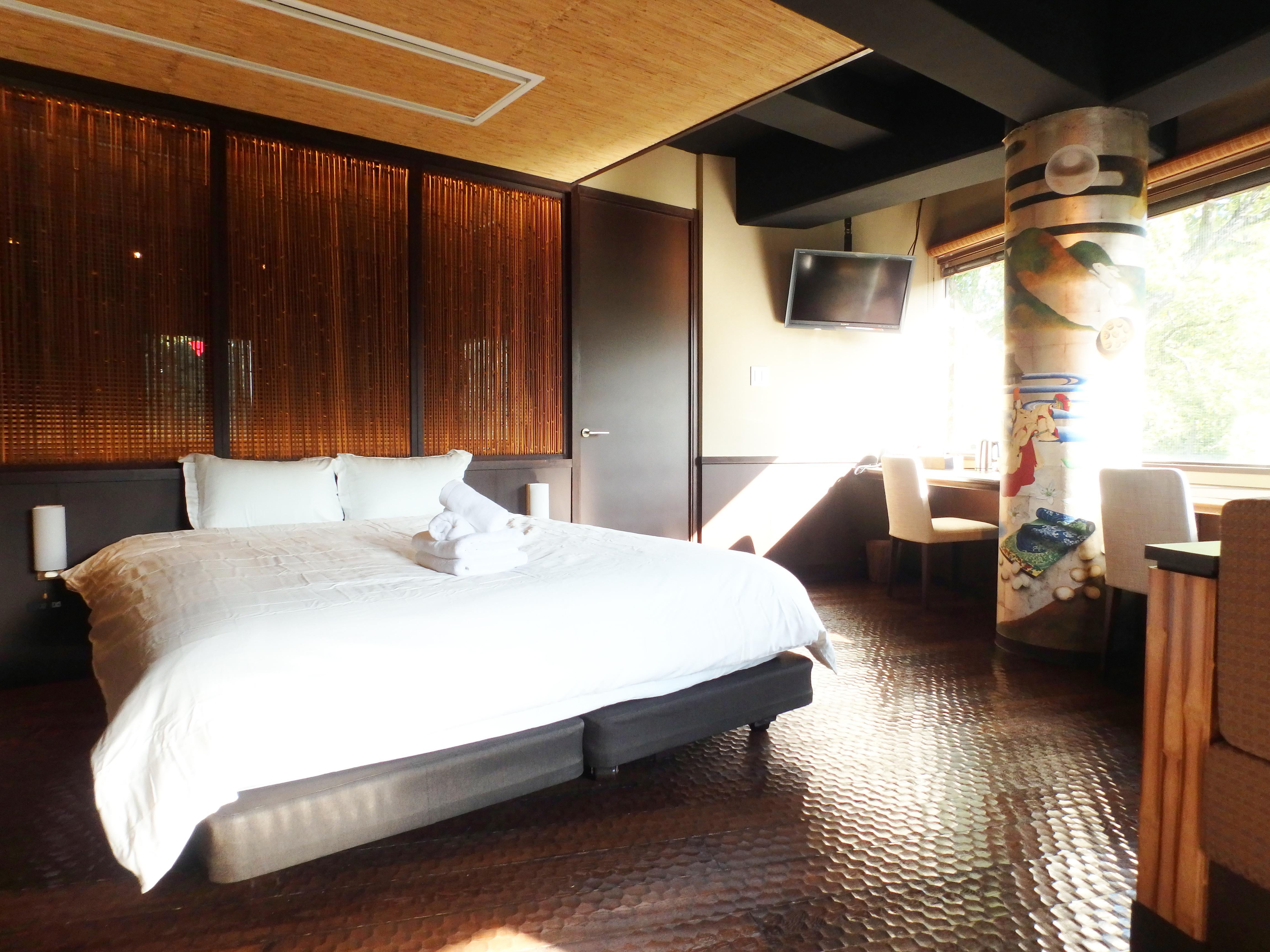 Gion Suite 48 sqm suite with queen bed, bamboo ceiling, and artistic pillar