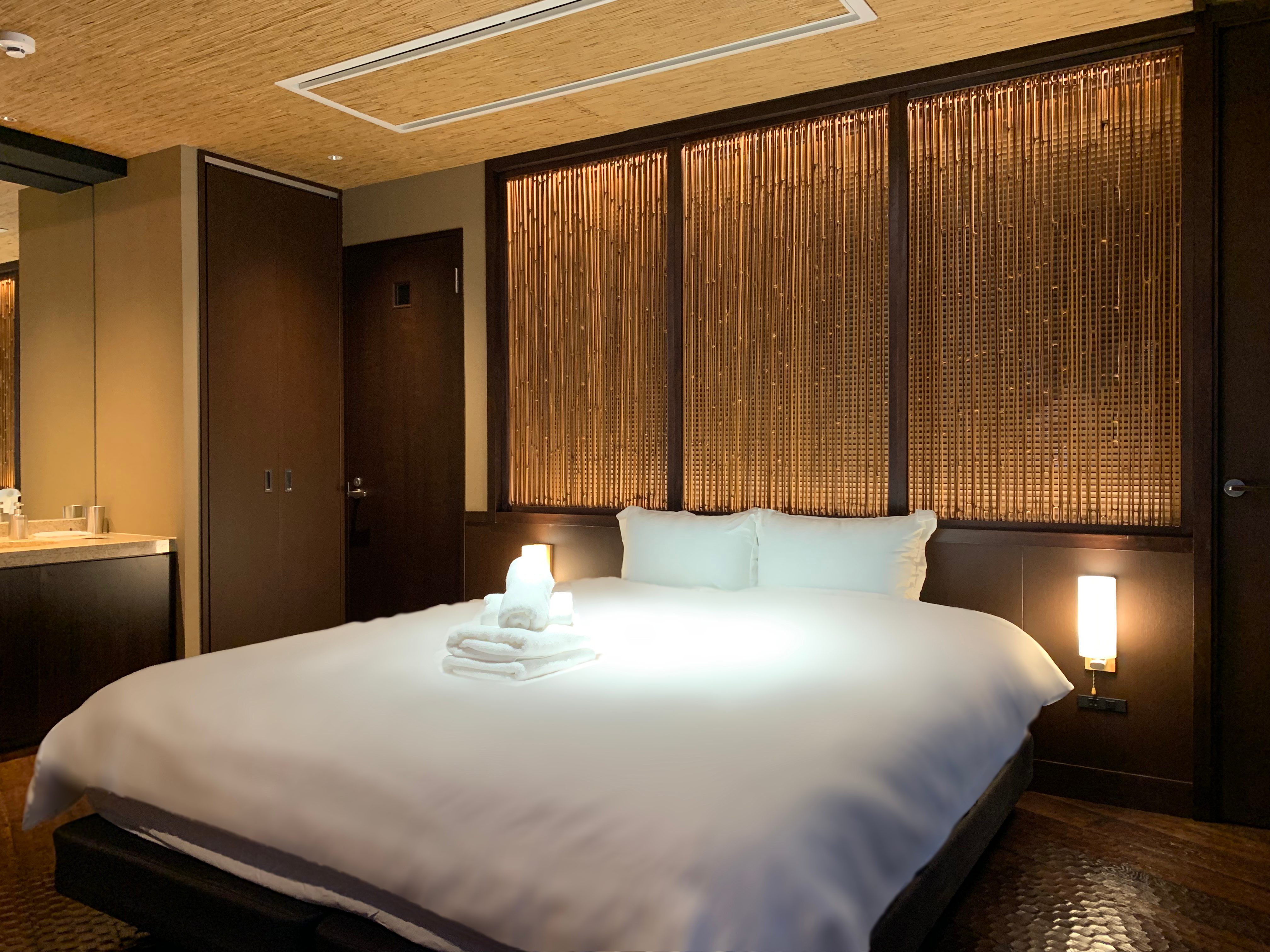 Queen bed with bamboo sudare headboard