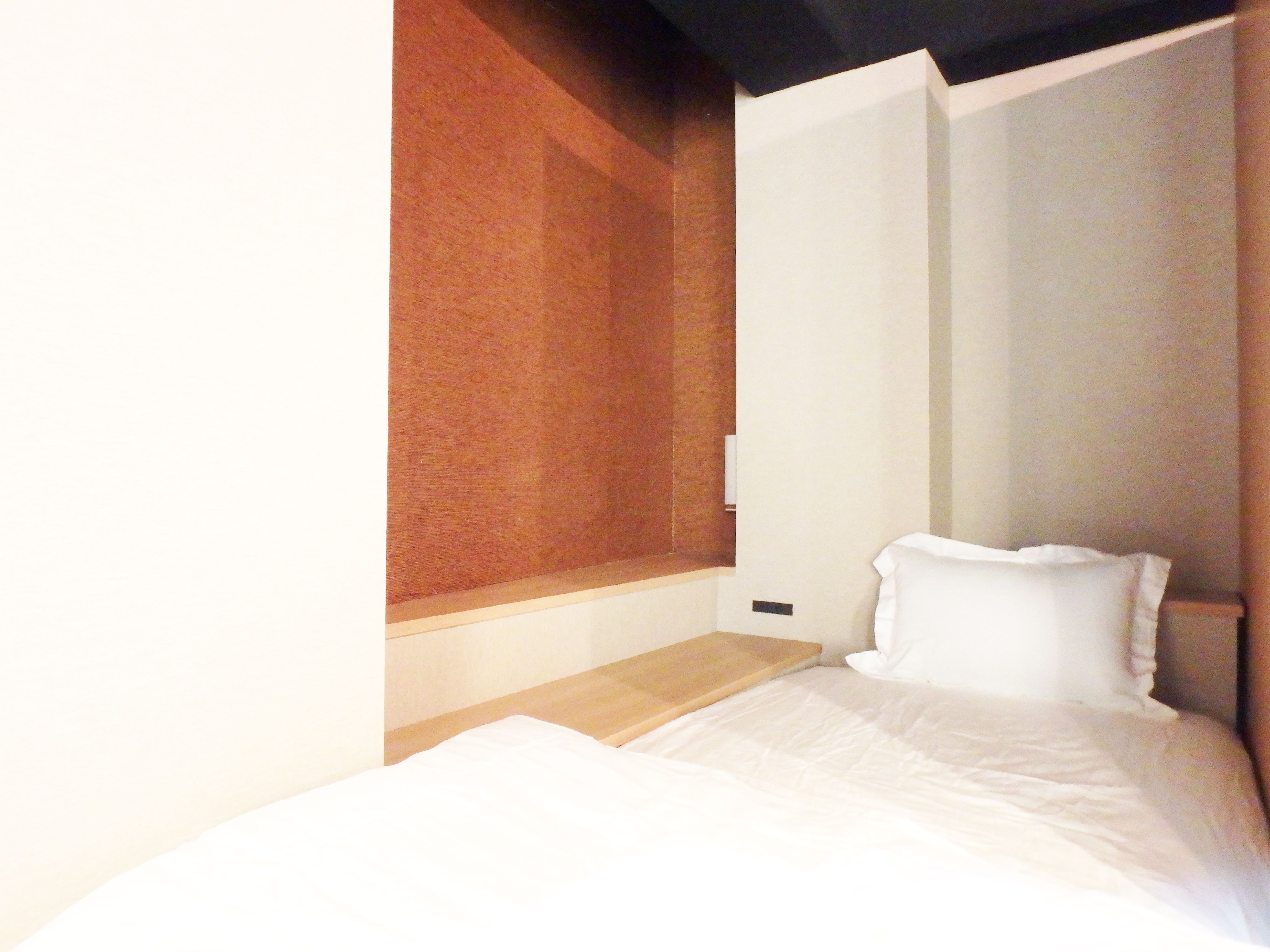 Single bed in cozy alcove