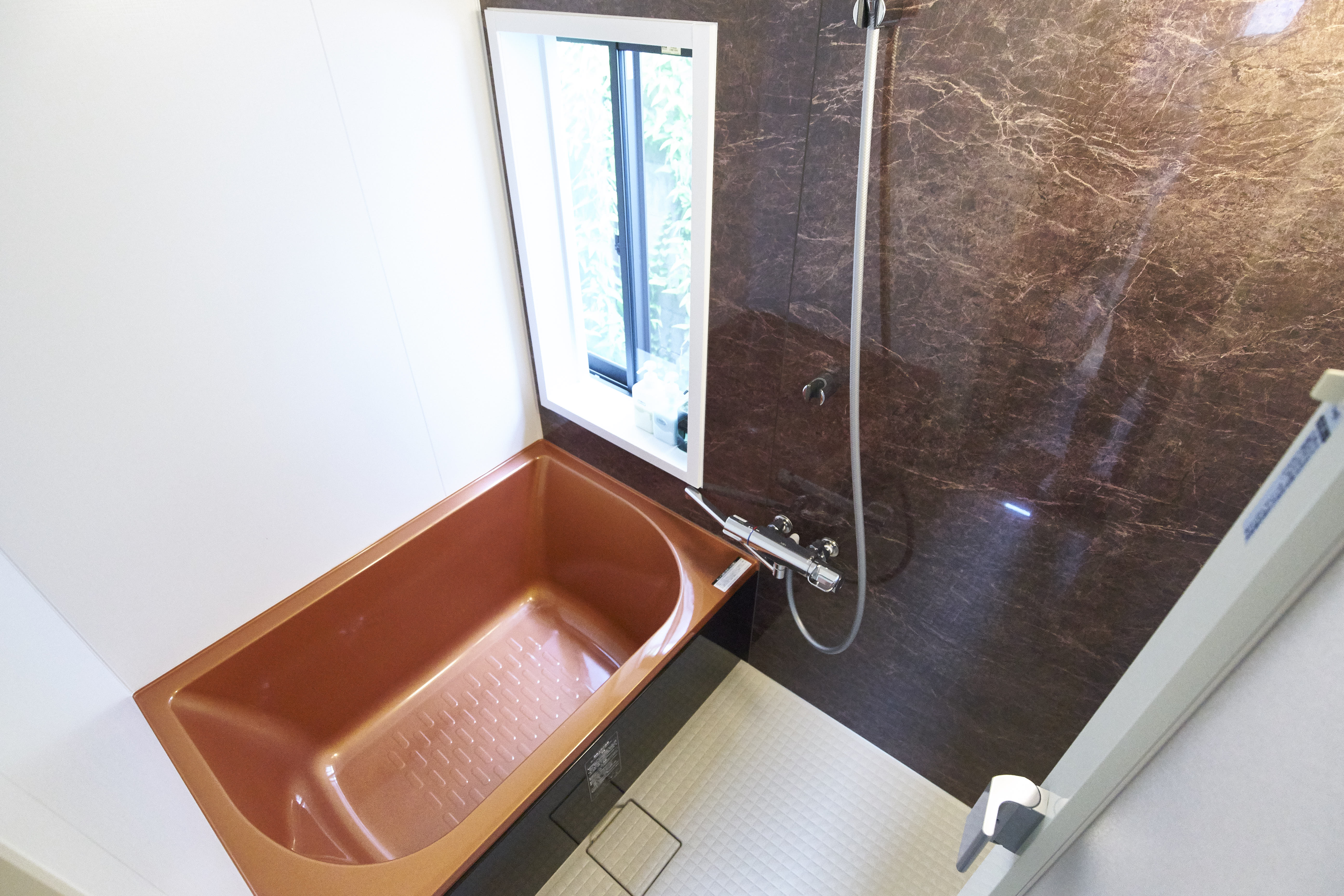 Koke-An bathtub with a view of the lush moss garden