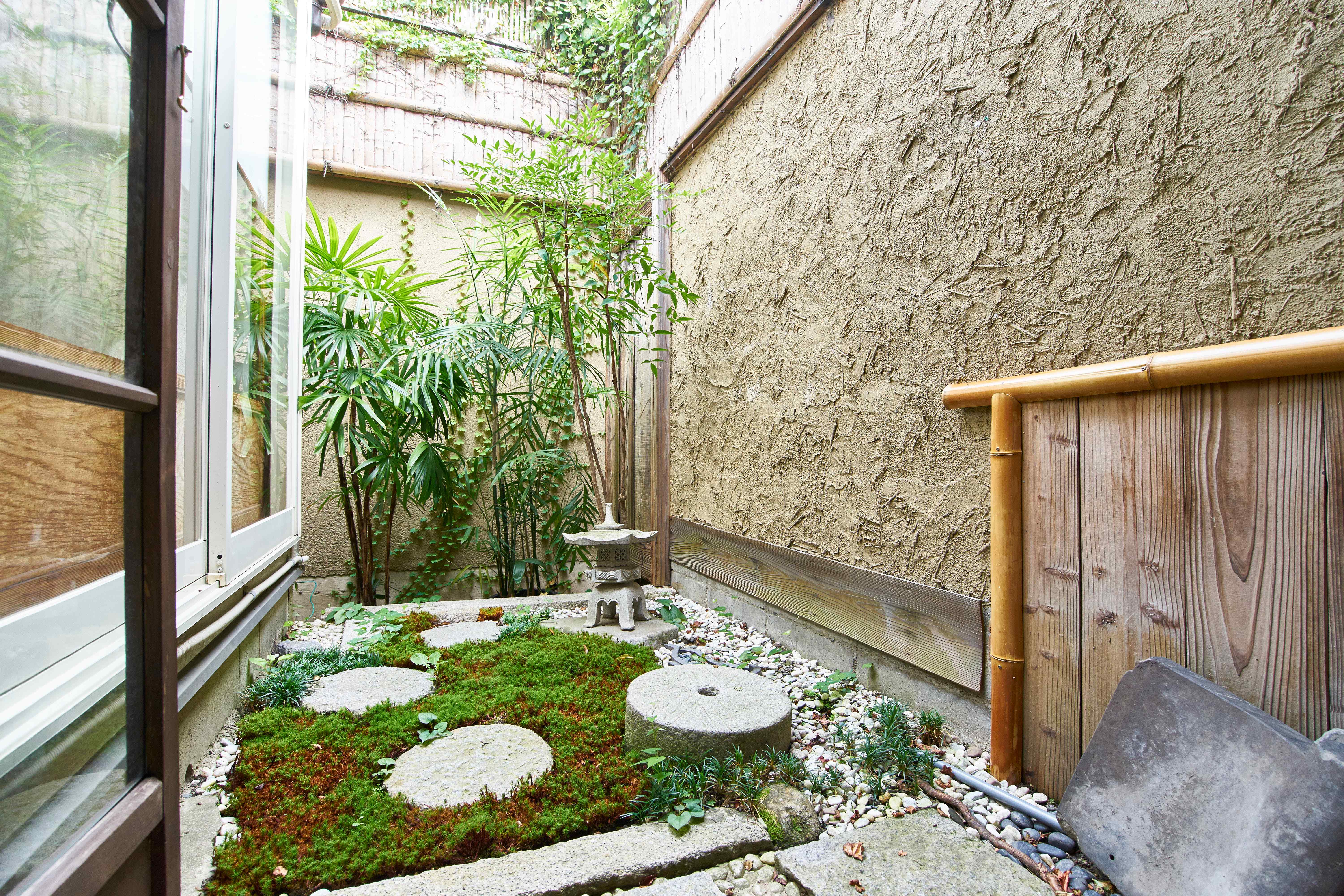 Close-up of the private moss garden tsuboniwa at Koke-An