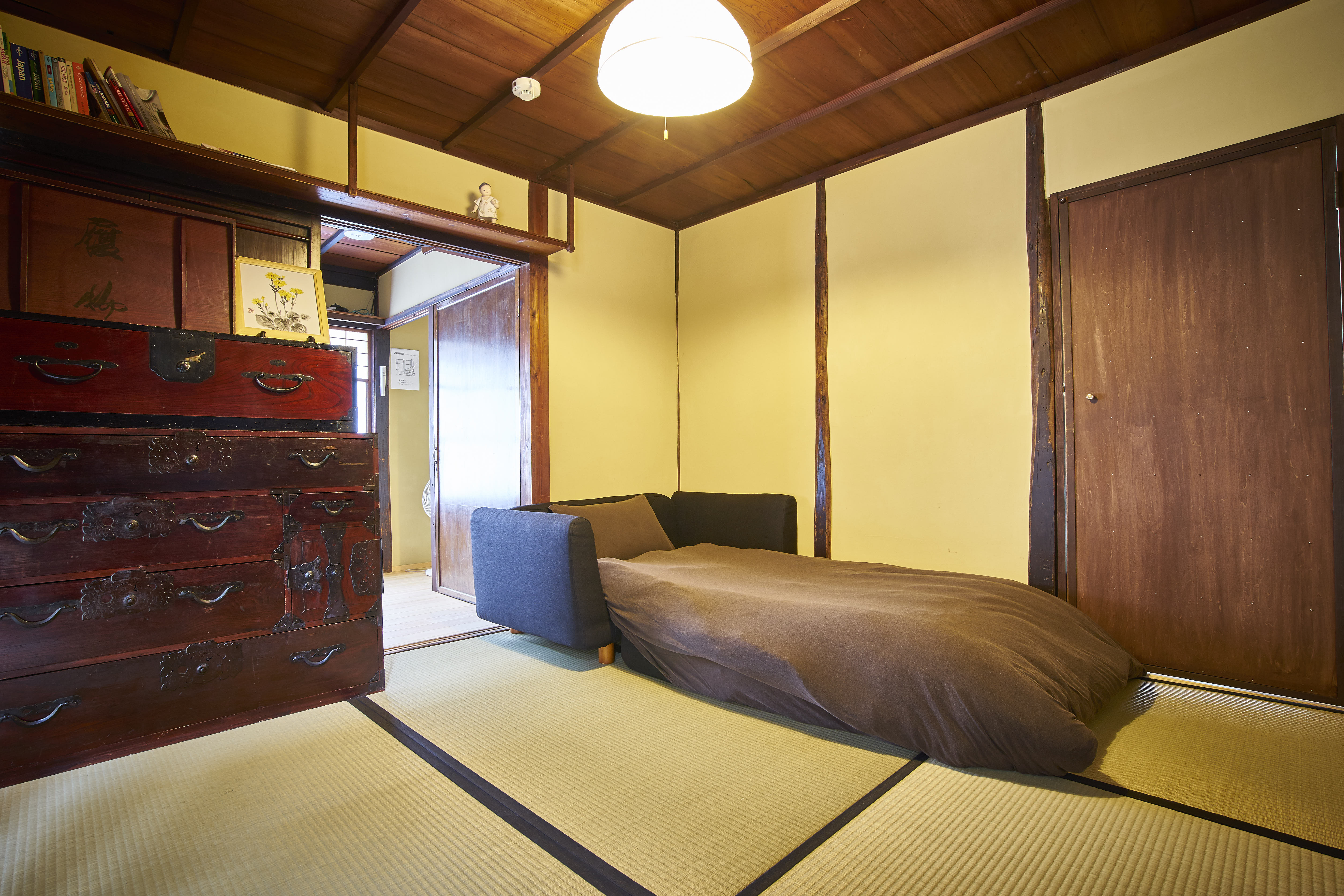 Koke-An tatami room with sofa bed and futon