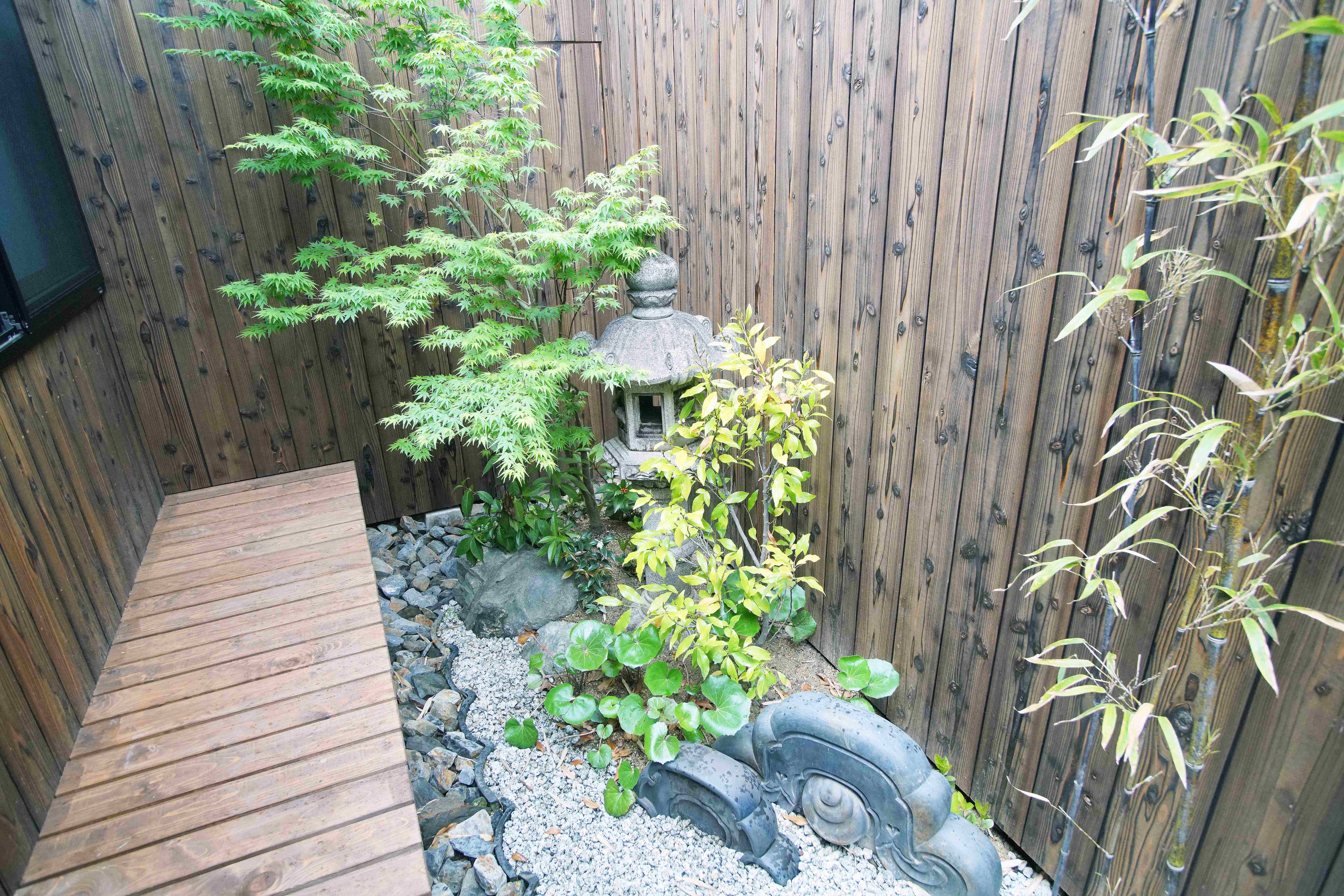 Usagi tsuboniwa courtyard garden with stone lantern and maple